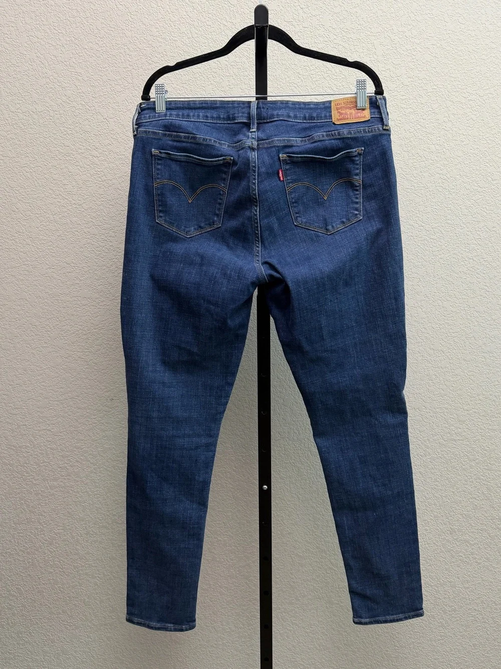 Levi’s Women’s 711 Classic Mid-Rise Women's Skinny Blue Jeans